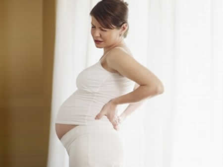 Болить крижі під час вагітності